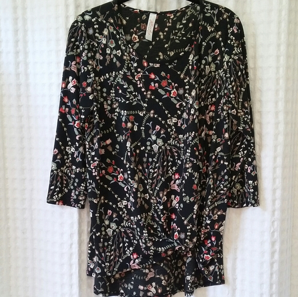 The Gaudy Boutique Tops - ⭐️ 5 for $25 ⭐️ The Gaudy Boutique Hi-lo Floral Print Blouse sz Medium